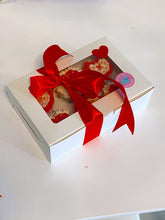 Load image into Gallery viewer, Vintage Piped Cupcakes (lambeth)