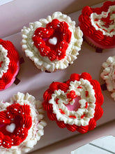 Load image into Gallery viewer, Vintage Piped Cupcakes (lambeth)